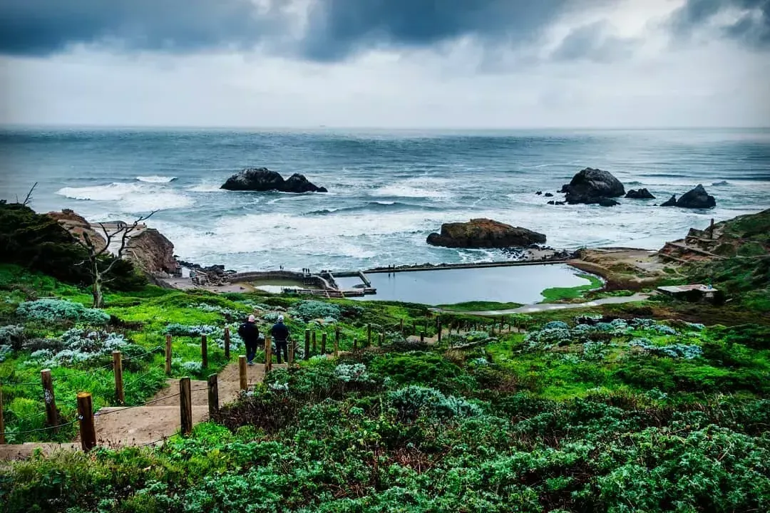 徒步旅行者在太平洋附近探索贝博体彩app的苏特罗浴场。